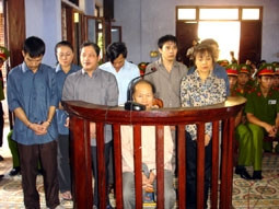 Các bị cáo nghe tuyên án chiều 25-11.