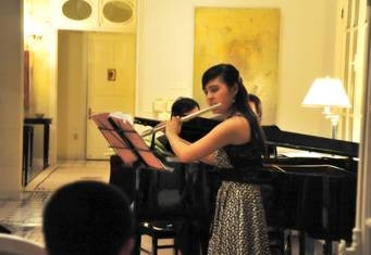 Song tấu piano và sáo của sinh viên Nguyễn Hồng Ánh và giảng viên Quang Đông của Học viện âm nhạc quốc gia tại nhà Đại