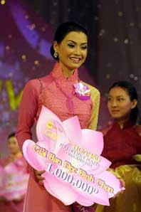 Bùi Thị Diễm đoạt danh hiệu Hoa hậu báo Phụ nữ Việt Nam qua ảnh 2004
