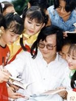 Nhà văn Nguyễn Nhật Ánh
đang ký tặng sách cho các bạn đọc nhí.