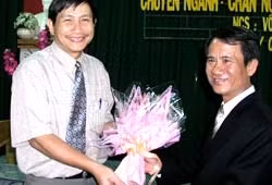 Bác sĩ Võ Đình Sơn (phải) sau khi
bảo vệ thành công luận án tiến sĩ.