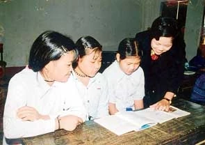 Chăm sóc con em học sinh
người dân tộc Chứt tại Trường
nội trú Hương Khê, Hà Tĩnh.