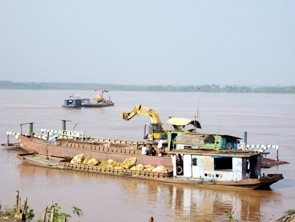 Hà Nội: Cấp bách chống sạt lở kè Liên Trì