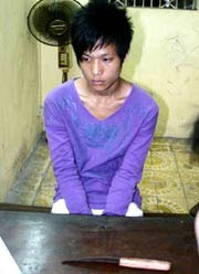 Hung thủ Tùng và con dao gây án. (Ảnh: Cand)