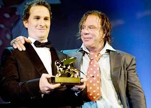 Đạo diễn Darren Aronofsky và diễn viên
chính Mickey Rourke nhận giải Sư tử vàng.