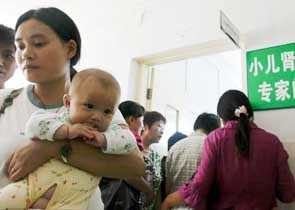 Các phụ huynh đang chờ đến lượt
đưa con vào khám tại một bệnh viện nhi
ở TP Hợp Phì, thủ phủ tỉnh An Huy
(ảnh: THX chụp 