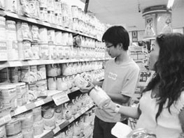 Người tiêu dùng quan tâm hơn đến chọn
lựa sữa có nguồn gốc xuất xứ rõ ràng.