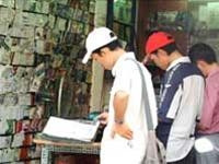 Các bạn trẻ chọn mua phần mềm "giá rẻ".