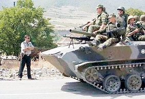 Quân Nga rút khỏi Nam Ossetia
trước sự chứng kiến của cảnh sát Gruzia.