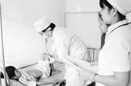 Bác sĩ khám cho bệnh nhi bị sốt xuất
huyết tại Bệnh viện An Phú, An Giang.