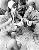 Emerson (giữa) trong<br>thời gian làm phóng viên<br>chiến trường tại Việt Nam.