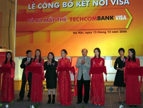 Techcombank phát hành thẻ thanh toán quốc tế