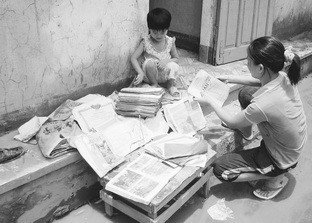 Trẻ em huyện Trấn Yên phơi sách giáo khoa chuẩn bị năm học mới.