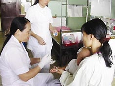 Lấy máu xét nghiệm cho
bệnh nhân bị ung thư máu.