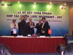 Chủ tịch FPT Trương Gia Bình (phải) và Giám đốc Microsoft Đông Nam Á Chris Atkinson.