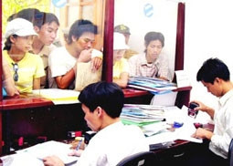 Người dân đi công chứng văn bản, giấy tờ. (Ảnh minh họa)