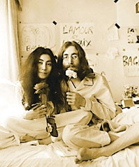 Yoko Ono và John Lennon.