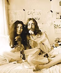 Yoko Ono và John Lennon.