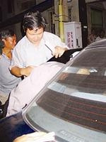 Ông Lương Cao Khải (X) bị đưa về trại tạm giam.
(Ảnh: Tiền phong)