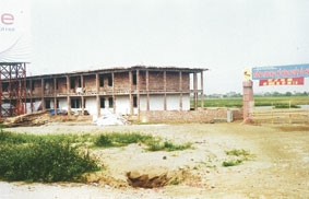 Mặc dù chưa được phép và xây dựng chưa
xong, nhưng Ban giám hiệu Trường THPT
tư thục Đông Hưng (nay là Trường THPT
Nguyễ