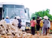 Người dân quá khích xếp đá
chặn xe vào khu du lịch.