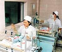 Chăm sóc trẻ sinh thiếu tháng trong lồng ấp ở Bệnh viện phụ sản Thanh Hóa.
