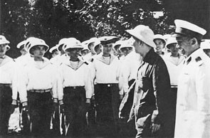 Bác Hồ thăm bộ đội Hải quân.