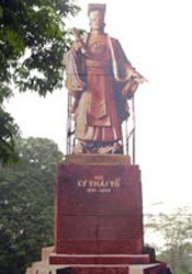 Mẫu tượng đài được dựng thử
bằng bìa dẹt tại Vườn hoa Chí Linh từ tháng 3-2004.