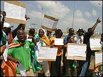 Biểu tình chống Pháp<br> khi các nhà lãnh đạo AU tới <br> Abuja, Nigeria họp thượng đỉnh