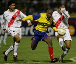 <I>Một pha tranh bóng trong trận đấu <br>giữa Colombia và Peru</I>