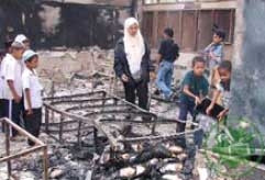 Một ngôi trường ở Yala bị các phần tử 
bạo loạn đốt cháy (Ảnh Thairath)