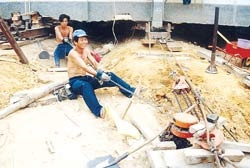 Dùng tời giảm sức kéo.