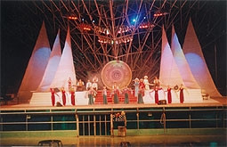 Biểu diễn văn nghệ tại khu sân khấu
mái vòm Tuần Châu, nơi diễn ra Lễ hội du lịch Hạ Long 2004.