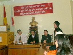 Bệnh viện Việt – Pháp quyên góp giúp nạn nhân sóng thần tại Sri Lanka