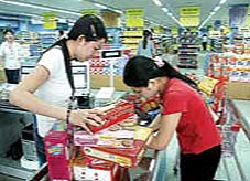 Khách đang mua sắm tại<br>siêu thị Co-op Mart xa lộ Hà Nội.