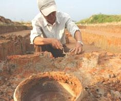 Các du vật và dấu vết kiến trúc
xuất lộ trong cuộc khai quật.