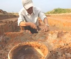 Các du vật và dấu vết kiến trúc
xuất lộ trong cuộc khai quật.