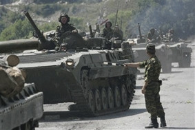 Xe bọc thép của Nga trên đường về Nga
tại Nam Ossetia, gần biên giới Bắc Ossetia
(Ảnh: Reuters).
