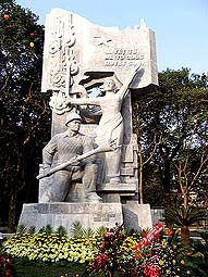 Tượng đài vừa khánh thành tại vườn hoa Vạn Xuân. Ảnh: Ngọc Xiêm