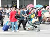 Việt kiều về nước tại
Sân bay Tân Sơn Nhất.