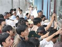 Thí sinh chen chúc xin chỉnh sửa
giấy báo dự thi tại Trường ĐH
Kinh tế TP Hồ Chí Minh.