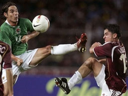 Một pha trong trận Bolivia (trái) gặp Venezuela.