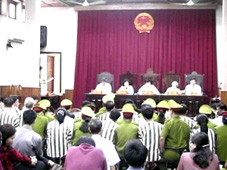 Vai trò, trách nhiệm cá nhân của người tiến hành tố tụng ở giai đoạn xét xử