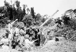 Các chiến sĩ pháo cao xạ của quân đội ta đánh trả quyết liệt máy bay thực dân Pháp ở Điện Biên Phủ.