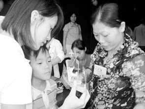 Đồ chơi tàu thủy bằng sắt tây.