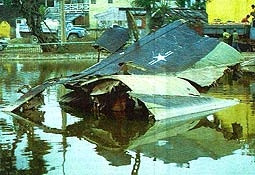 Xác chiếc máy bay B52 cuối cùng trong
cuộc tập kích chiến lược của Mỹ bằng B52 vào Hà Nội tại làng hoa Ngọc Hà.