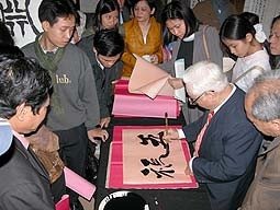 Nhà thư pháp Trần Bá Chí<br>đang cho chữ.