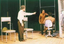 Một cảnh trong vở "Chuyện bên vỉa hè"<br>của Đoàn văn công Đồng Tháp.