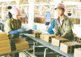 Công nhân Nhà máy gạch Kỳ Giang (Kỳ Anh)
tập trung cải tiến kỹ thuật, nâng cao chất lượng
gạch loại A để giảm giá thành 