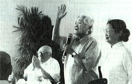 Vợ chồng ông Võ Văn Sung tiếp bạn bè
tại nhà.